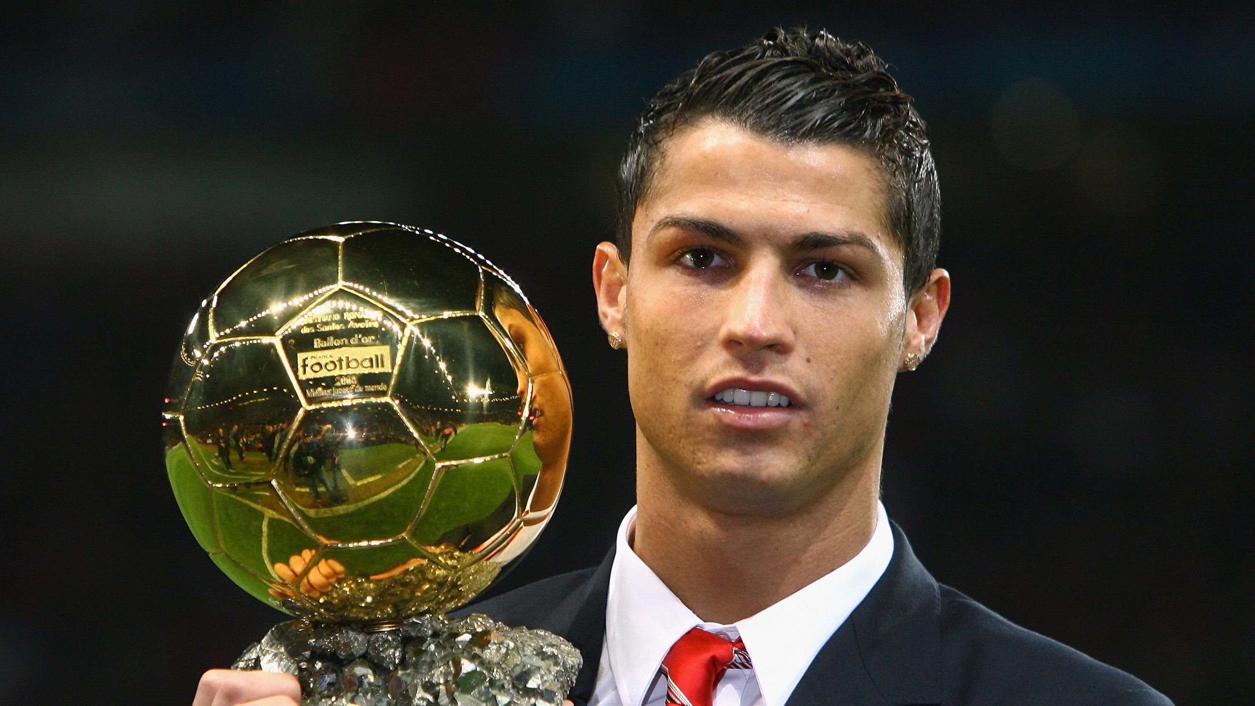 曼城签下新锋卡瓦尼，打造霸主阵容，曼联球迷评价卡瓦尼